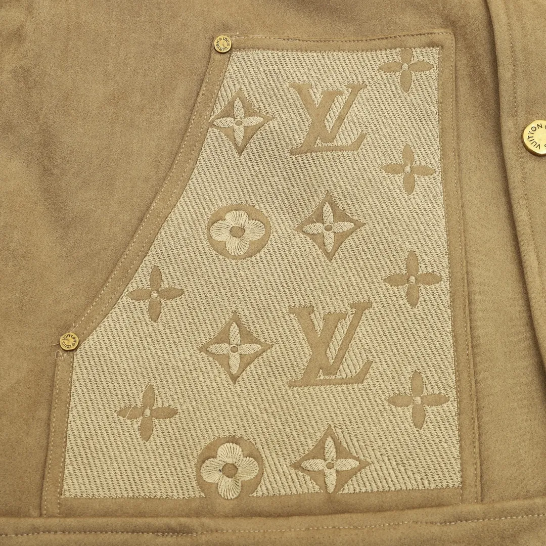 🅿️570 Louis Vuitton/Louis Vuitton embossed embossed fur collar denim jacket Originally purchased for 26,800, the fabric is made of 7*7 count combed siro spinning and thickened 480g twill denim fabric. There are hidden engraved button closures under the front placket. Monogram element pockets are integrated into the front panel into the leisurely workwear silhouette. Jacquard details are aligned and embossed. The pattern is clear, and two sets of aluminum molds are made for the two embossing areas. A set of molds is made for each code according to the size of the embossing on the two sides of the front panel. After high-temperature pressing, each pattern is manually filled with silicone to prevent dents. The washing process uses a combination of multiple processes such as heavy fermentation, washing and frying, spraying maliu, etc. Classic denim lapel design, straight hem design, all accessories and zipper hardware are all customized in matching bronze and distressed colors, the lining is customized with patches, and the fur collar is a detachable high-quality sheep collar to achieve perfect consistency. Size: XS-L